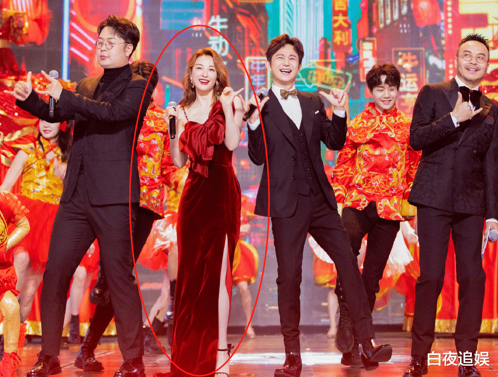 吴昕|吴昕主持小年夜春晚，一袭红裙显优雅，却被沈梦辰的礼服抢了镜头