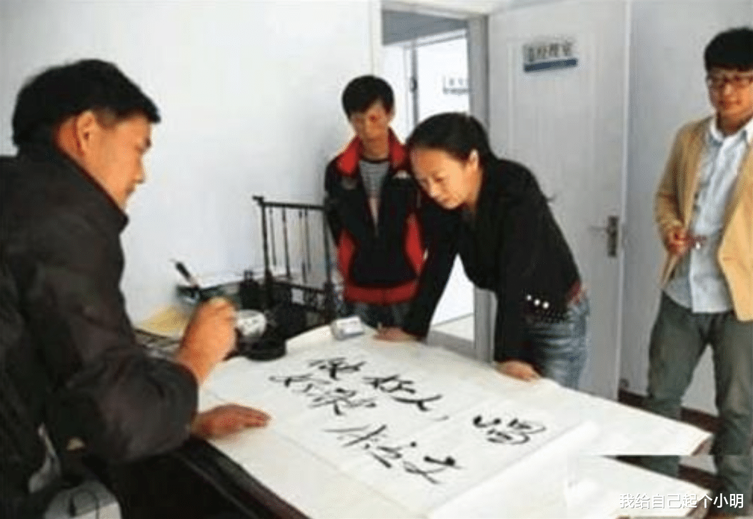 书法|大衣哥的书法又涨价了， 4个字卖20万， 网友：我写的都比他好