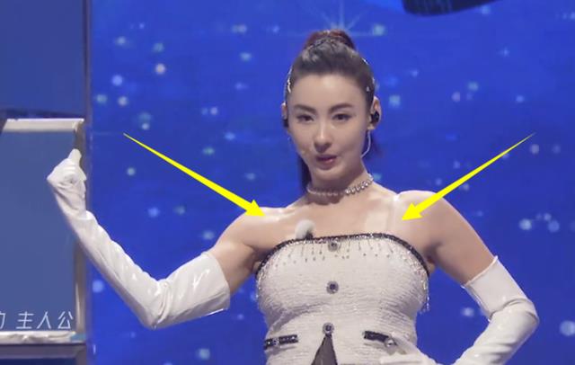 张柏芝|张柏芝遇到舞台事故，吊带太紧挤出赘肉，她的临场反应暴露素质