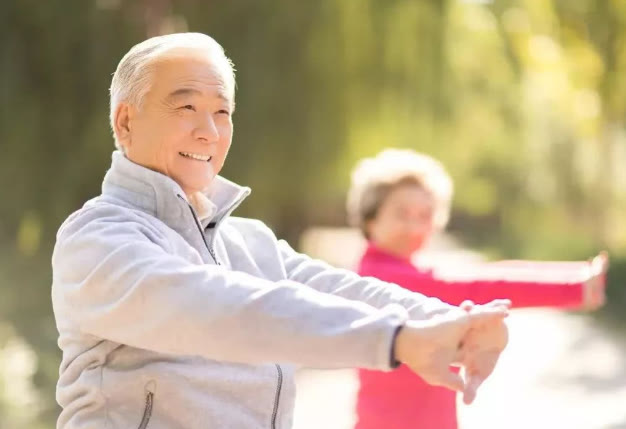 上医聊健康 人至中年，不想大病找上门，牢记“饭前饭后”做好4点，或能长寿