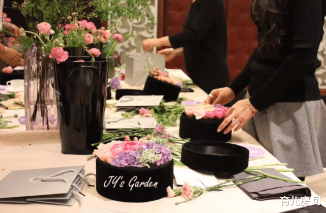 赵丽颖|赵丽颖离婚一个月形象大变：带2岁儿子进组，背后心酸谁人知