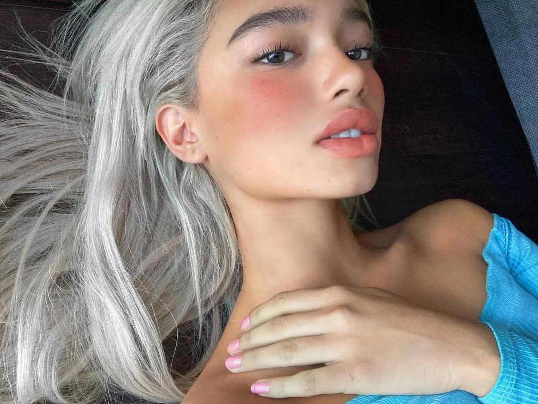 腮红|喝了假酒的Jennie竟穿肚兜上台?讲真,有被她的屁桃红炸到