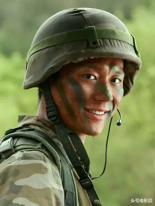 李晨|42岁李晨演17岁学生被嘲，张译留言调侃，网友让他给年轻人机会