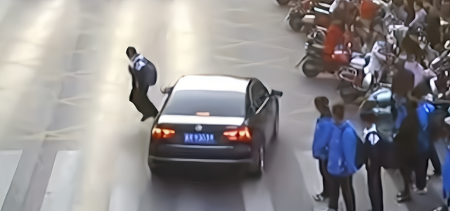 贯丹萱 池州：司机学校门口醉驾闯红灯，差点撞上学生，被市民团团围住