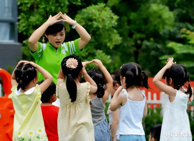 |幼儿园也有“延时服务”了？要告别三点多的放学时间，家长很开心