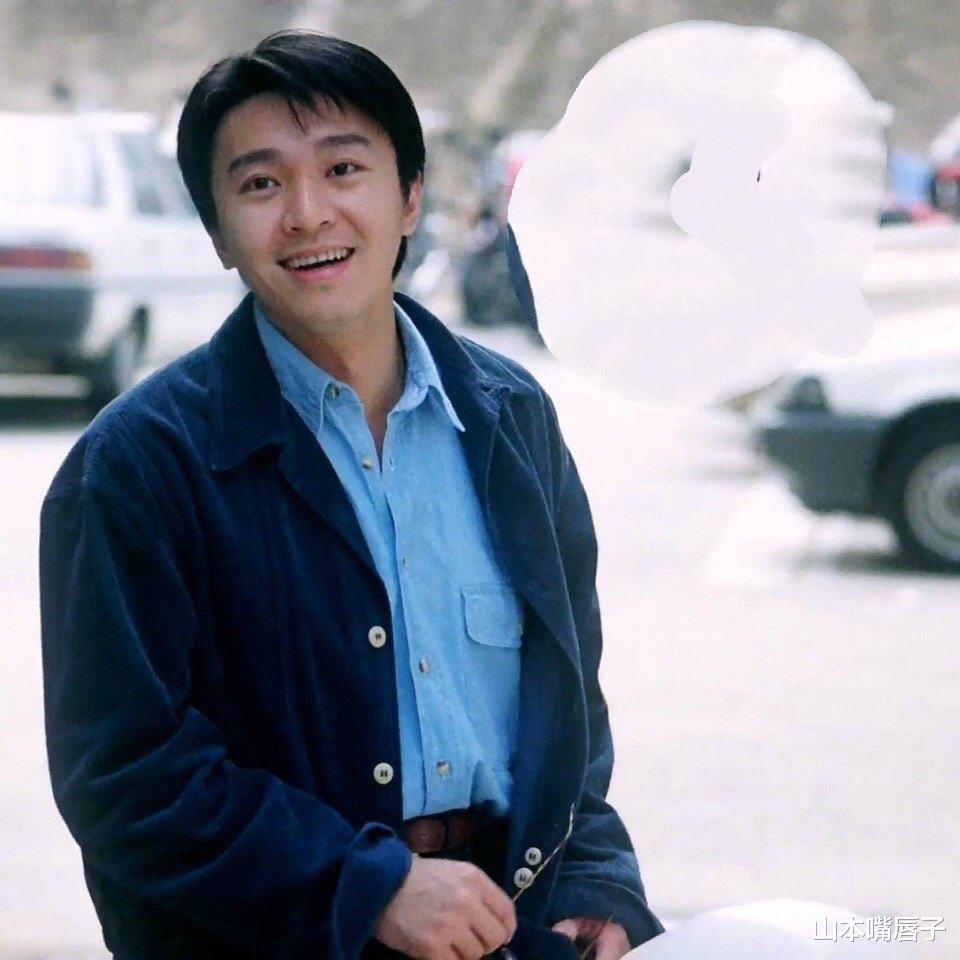 周星驰|周星驰追悼吴孟达！穿衣低调需人搀扶，女友人挽他胳膊穿衣也时髦