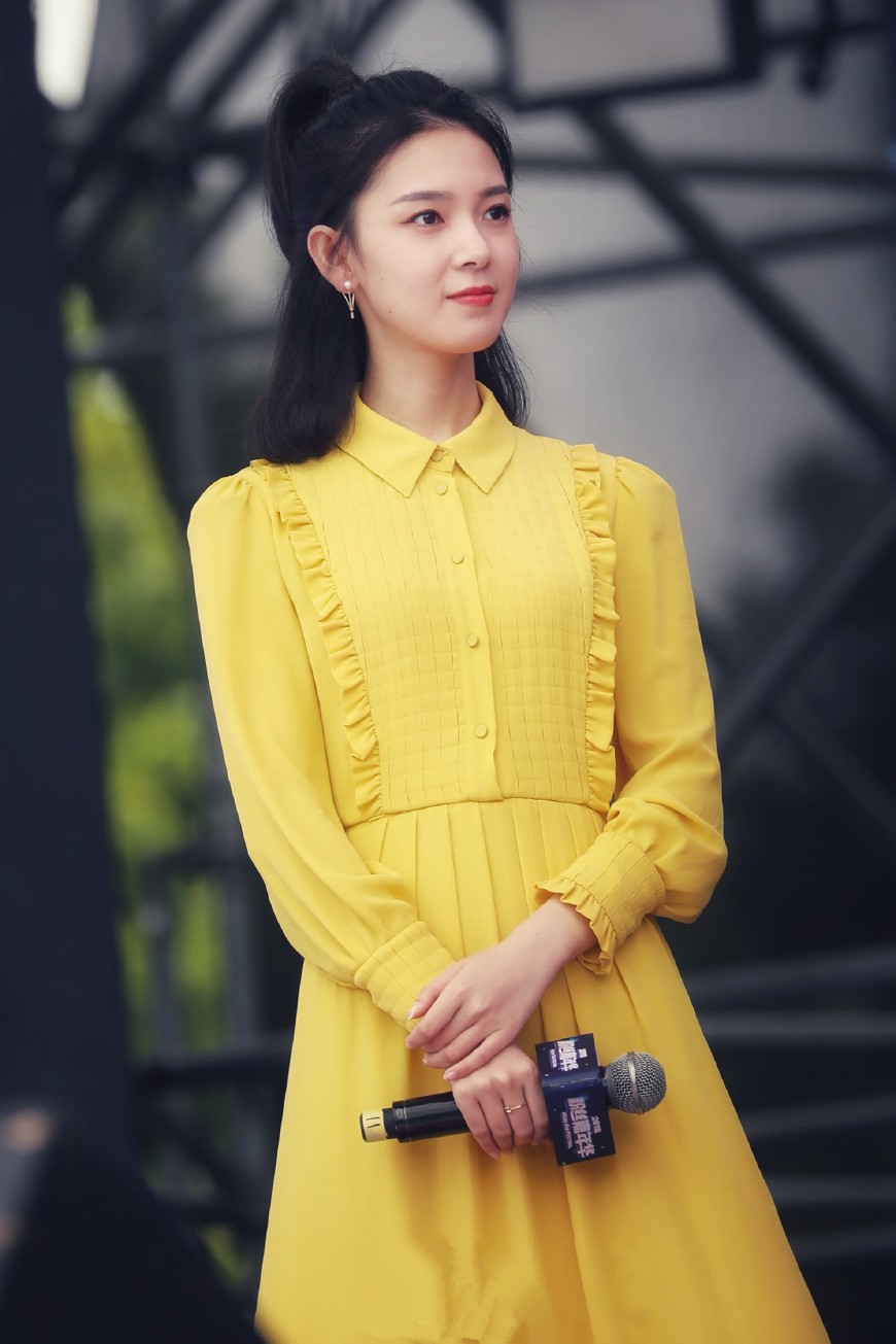 混搭时尚Anna|“国民女神”陈瑶撞衫韩国李知恩，同穿3千连衣裙，气质大不相同