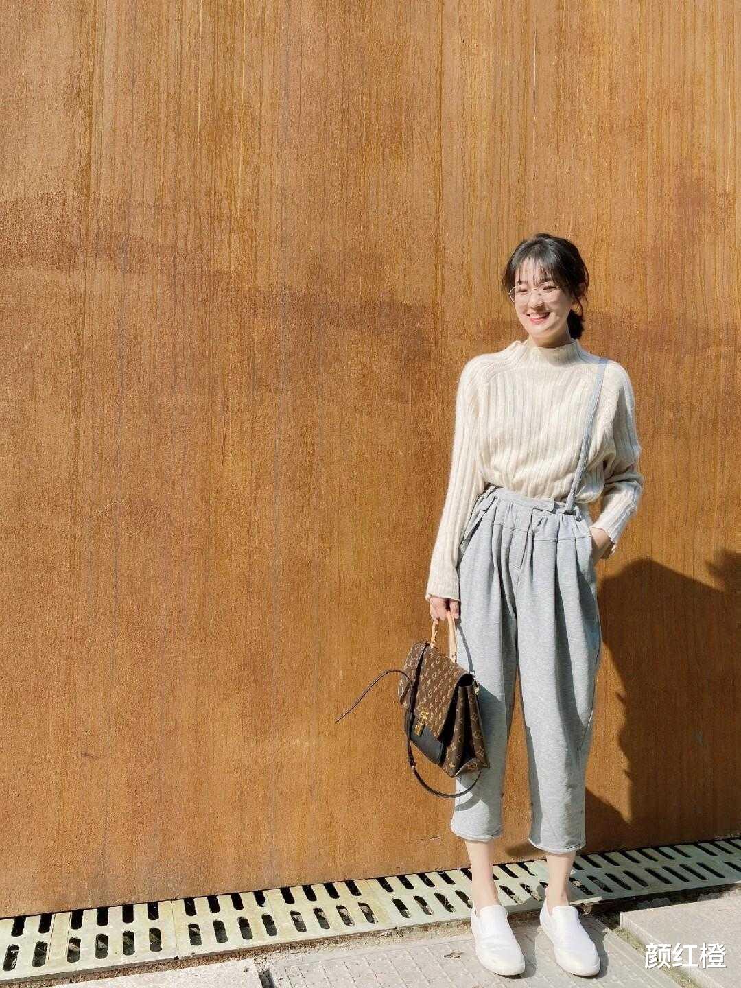 颜红橙 冬天减龄装除了羊毛绒外套，还有背带裤，俏皮减龄又有活力