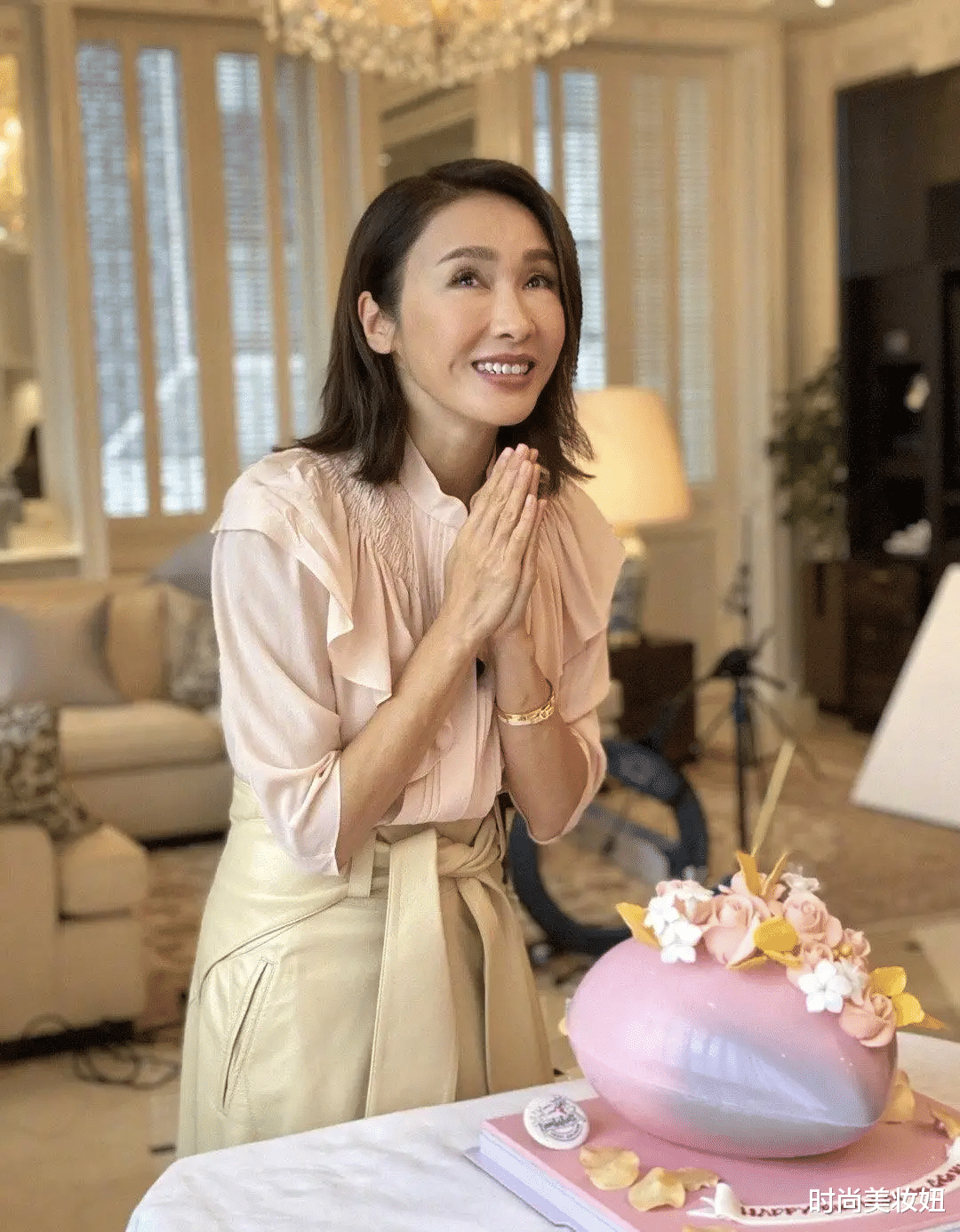 时尚美妆妞|黎姿不愧是“天然美女”，49岁穿吊带连衣裙太迷人，女生都心动