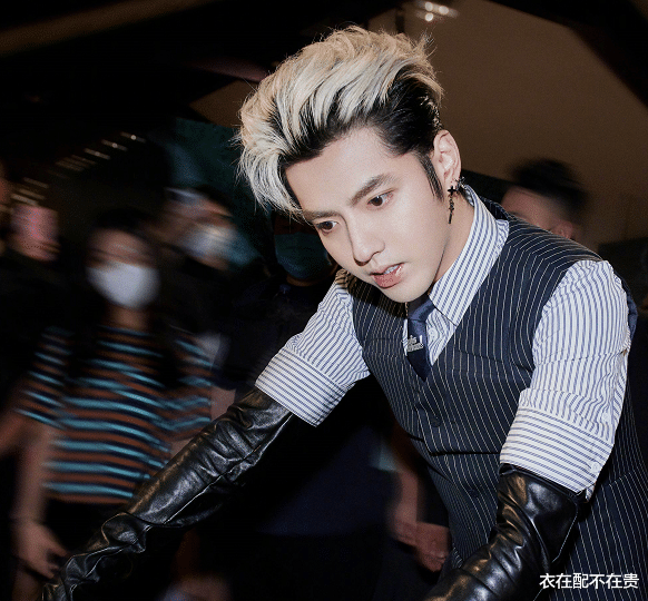 衣在配不在贵|吴亦凡审美略土味，把格纹裤穿出“睡裤”感，脸色憔悴看着不清爽