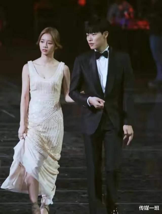 李惠利|李惠利柳俊烈又曝甜蜜约会照，餐厅深情对视，恋爱4年多感情依旧