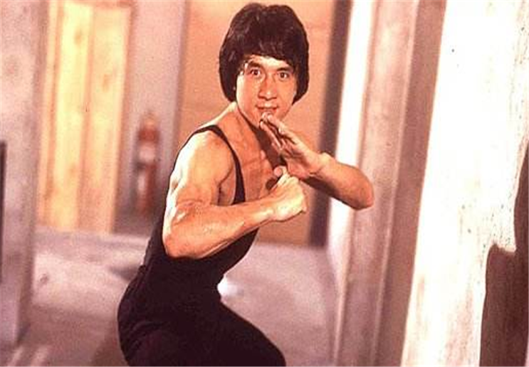 小怪兽的快乐|疫情久久止不住，成龙捐款100万为何被骂？网友：他故意说漂亮话