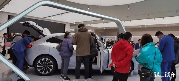 华为鸿蒙系统|续航1242km!华为鸿蒙汽车开卖首日,顾客排队看车,场面十分爆火