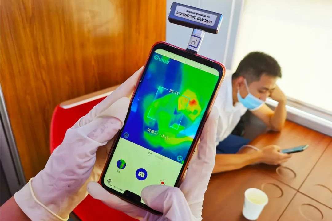 乘务员 网友：列车员为什么要给我拍照？