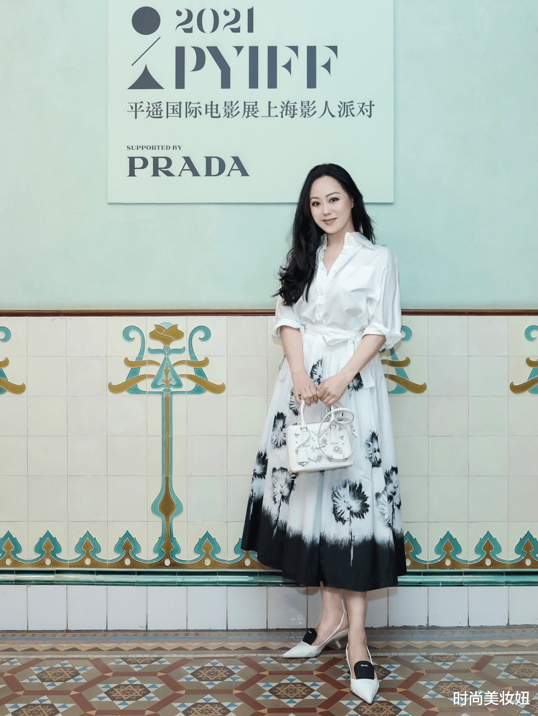 时尚美妆妞|章小蕙才是真正的“上流贵妇”,穿白衬衫配半身裙,高贵又优雅