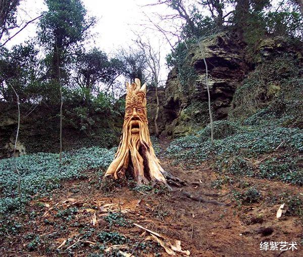 |他拿着电锯去森林，直接用电锯在树上雕刻，?锯出能生长的木雕