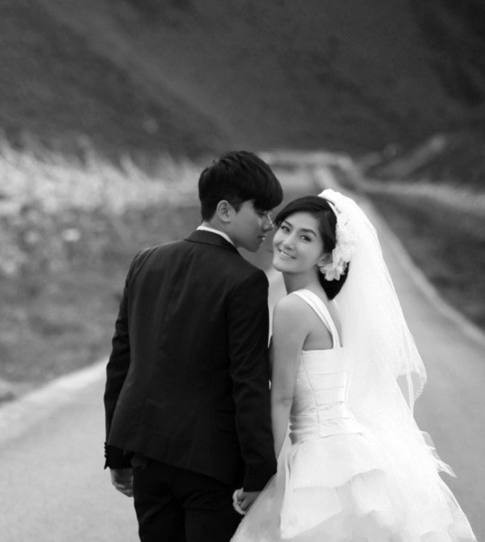 张杰|张杰夫妇参加聚会，谢娜挽老公手臂甜蜜同行，李诞魏大勋都在场