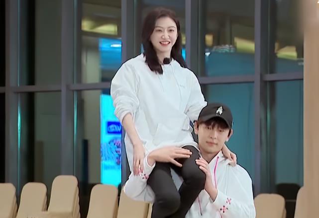 邓伦|邓伦将景甜扛在肩上，谁注意他的手是咋放的？暴露男明星的素质