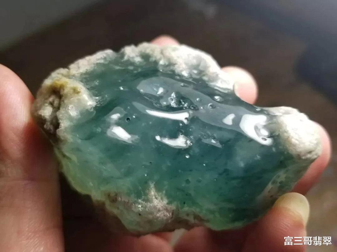 翡翠|不起眼的翡翠原石，剥皮后令人惊艳