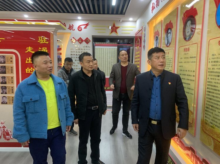 星耀见闻 转业军人影视戏剧导演张成晓勇到县退役军人事务参观杰出军人展馆