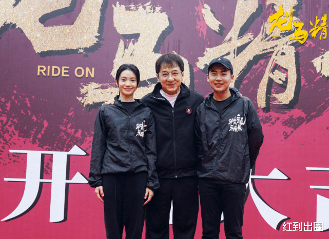 成龙|67岁成龙近照曝光，皮肤松弛显老模样大变，携刘浩存一起宣传新片