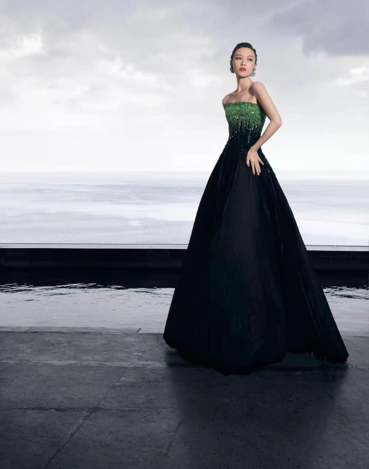 金鸡奖|中国风就是最牛的!张小斐穿云锦高定靠文化底蕴美过倪妮,成赢家