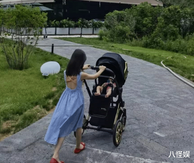 张梓琳|张梓琳产后半年穿礼服，透露还有七八斤瘦回孕前，自信露双下巴