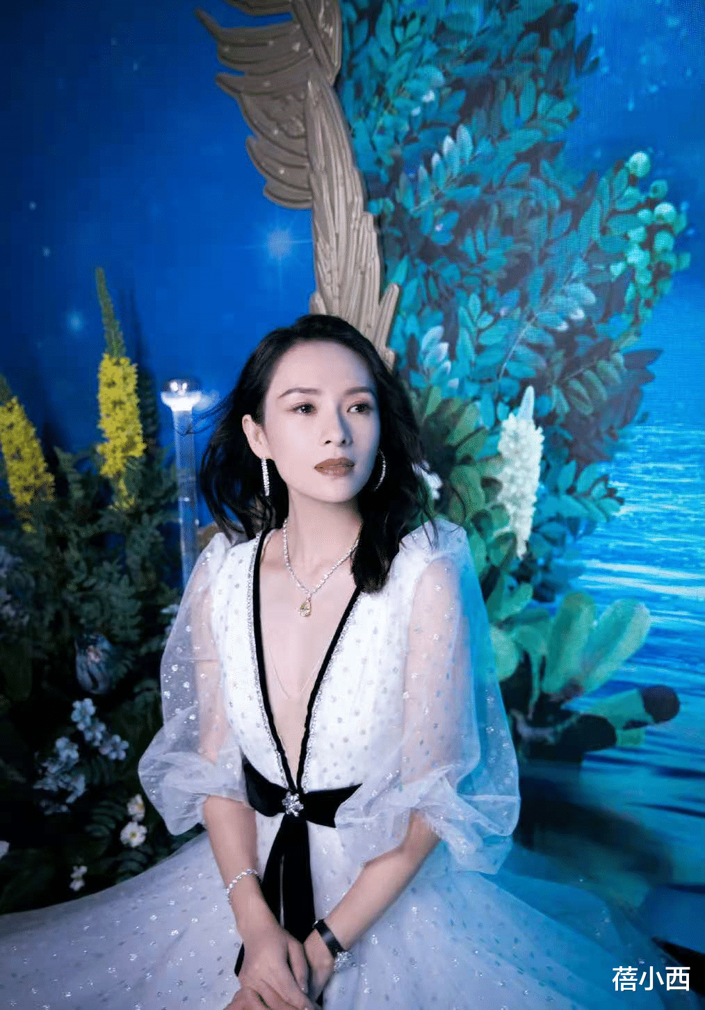 蓓小西 章子怡越老越敢穿，连衣裙深V领直接开到腹部，却又不失优雅高贵