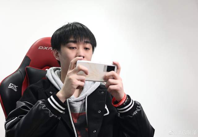 ag战队|阿泽一诺直播露不和，老板菲菲与女友起冲突，好大一出戏