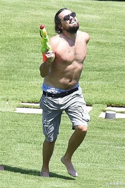 莱昂纳多·迪卡普里奥|47岁了，小李子该死的魅力！世界首富女友紧贴，贝索斯晒肌肉宣战