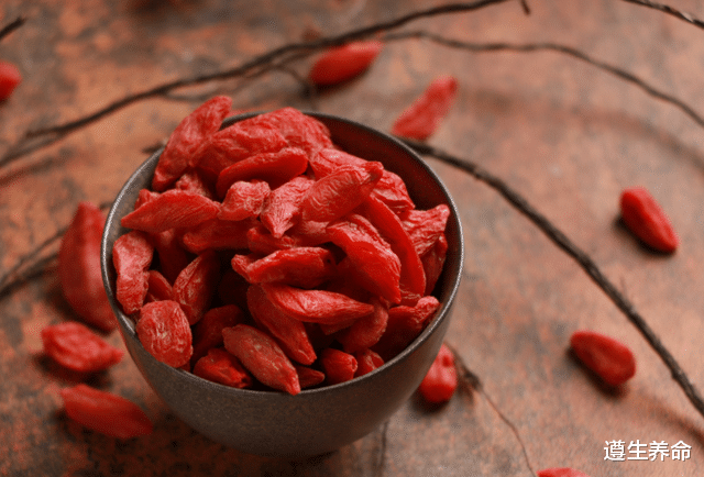 白发|长了白头发不要染，不妨多吃这3种食物，白发或能变少