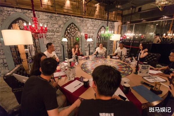 聚会|老板请客吃饭被灌醉，员工无奈垫钱买单，看到工资还以为看错了