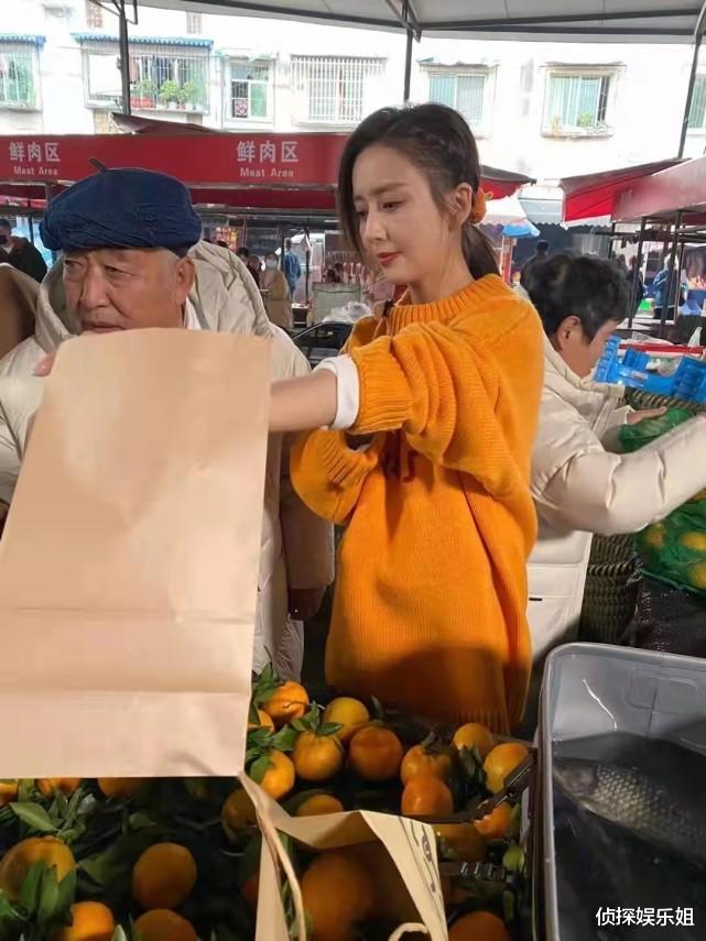 佟丽娅|佟丽娅穿白裙现身活动，又瘦又美气质出众，真娱乐圈颜值天花板