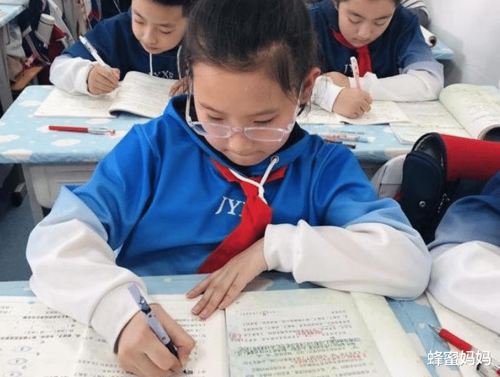 蜂蜜妈妈|一道小学一年级数学题，59个小朋友做错，复杂题变成了“陷阱题”