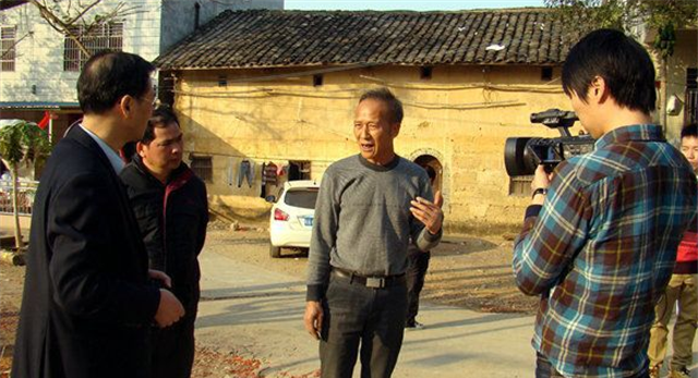 男子好心扶起摔倒老人,反遭老人索赔20万,为证清白无奈跳河自尽