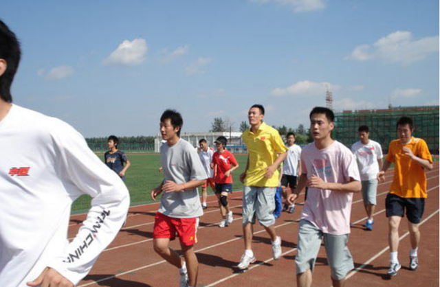 家有二宝育儿|下雨天体院男生的打伞方式，一个人拯救一个宿舍，这满满的安全感