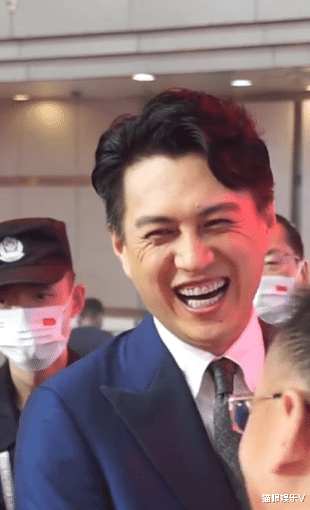 |44岁靳东参观代言汽车厂，走在众人前面好显眼，穿中山装秀好身材