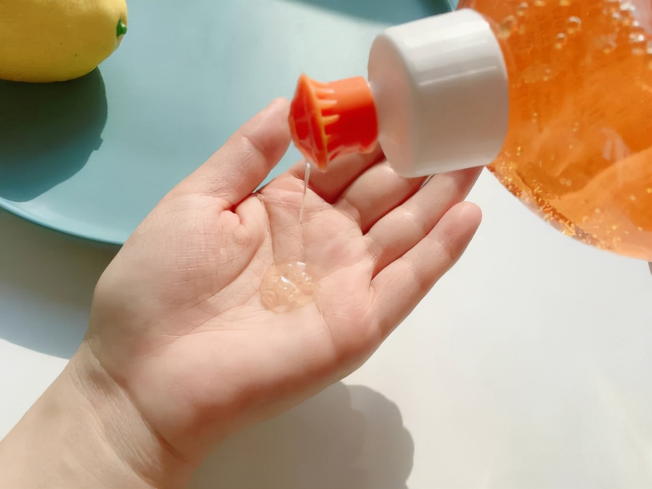 甲状腺癌|28岁女子患上甲状腺癌，家人痛哭，医生：1种“洗洁精”是祸根