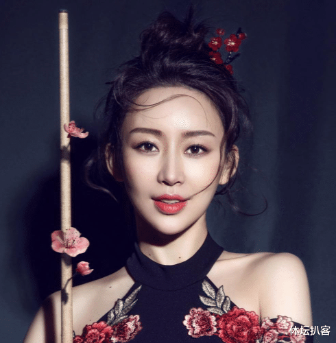 潘晓婷|40岁潘晓婷新年首度亮相！教赵文卓打球，3次表演绝技，全场看呆