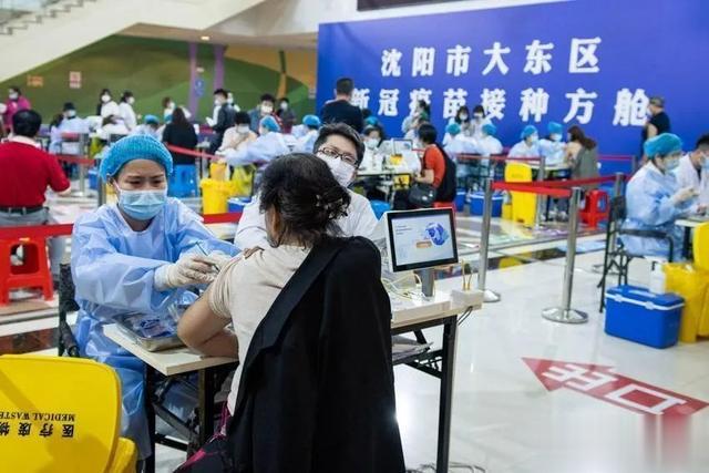 沈阳晚报 沈阳新冠疫苗移动接种车已启用