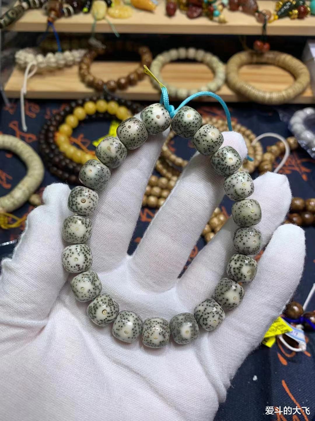 星月菩提|大飞说文玩：星月菩提手串中的石玉料，该如何分辨