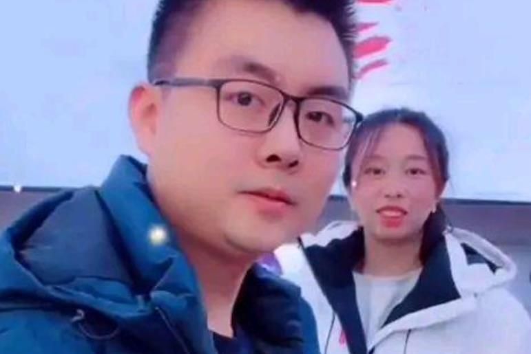 奇奇|田静起床，一边洗脸一边和奇奇交流，奇奇说：数到一万奶奶就来了