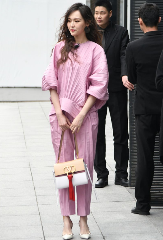 潮流前沿|唐嫣这平板身材太高级!褶皱装上身也丝毫不显胖,不当模特可惜了