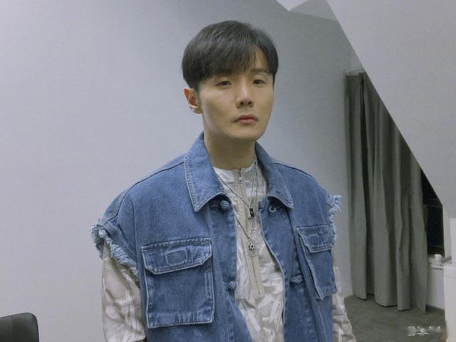 李荣浩|冤大头！网友因前男友“拉黑”李荣浩 获本尊翻牌