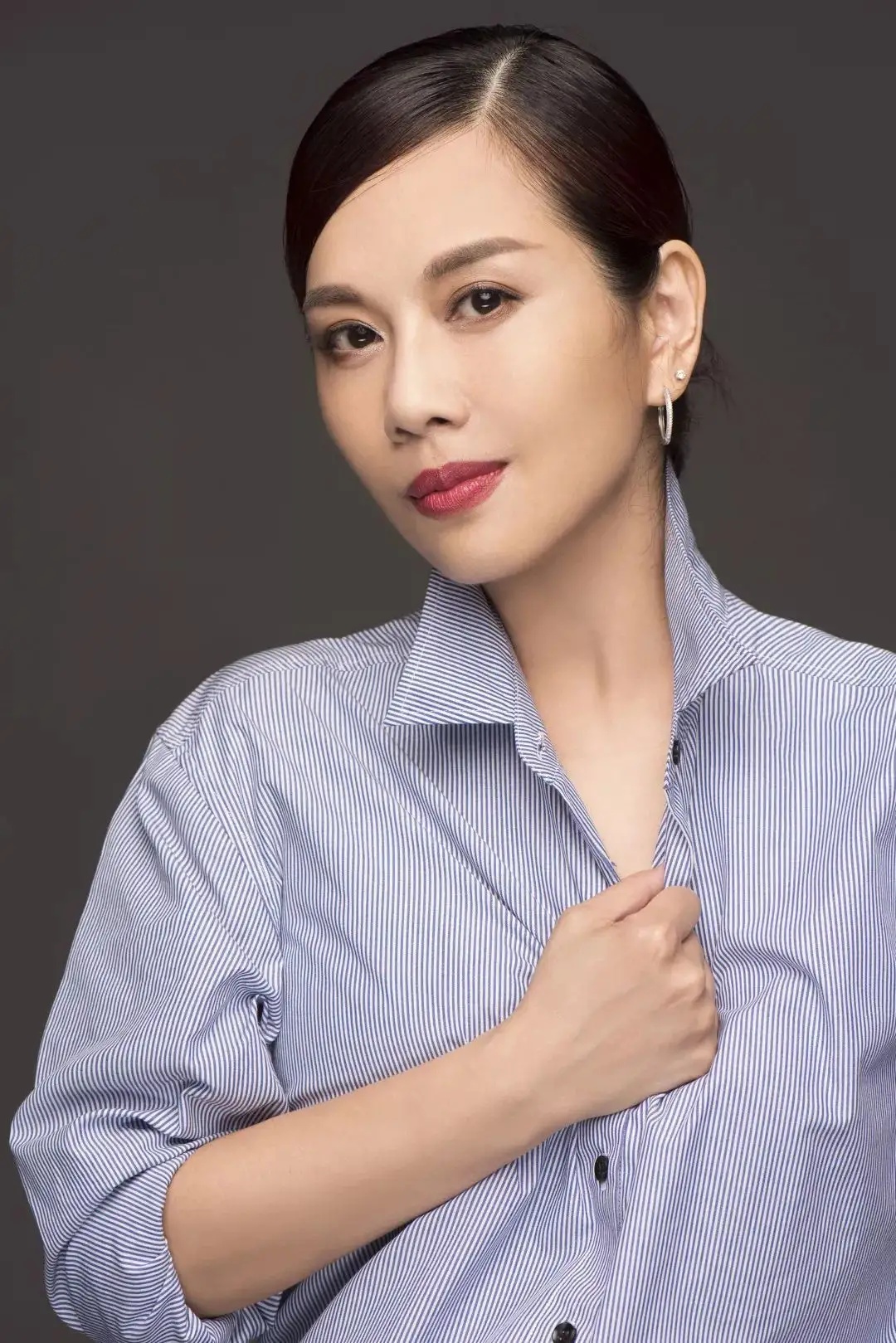 全球时尚号|50岁的陈松伶被老公宠成“公主”，穿条纹T恤好随性，自带优雅感