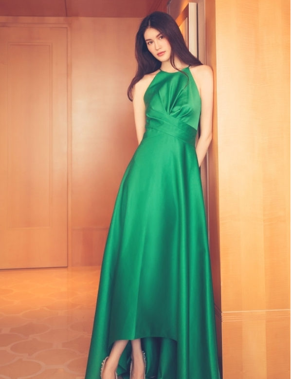 灵熙说珠宝 何穗11套礼服，尽显霸气模特气质，优雅中略带性感