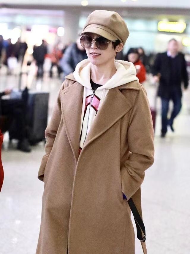 闲鱼有话说 吴京老婆不走阔太路线，一件驼色大衣反复穿，搭配卫衣气质挺高级