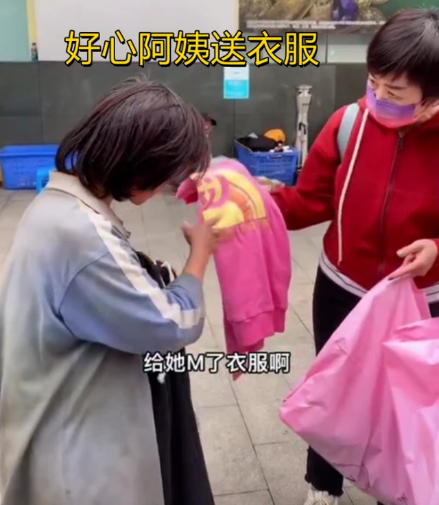 深圳一风韵犹存流浪女流落街头,知情人称其儿子溺亡后,遭丈夫抛弃!