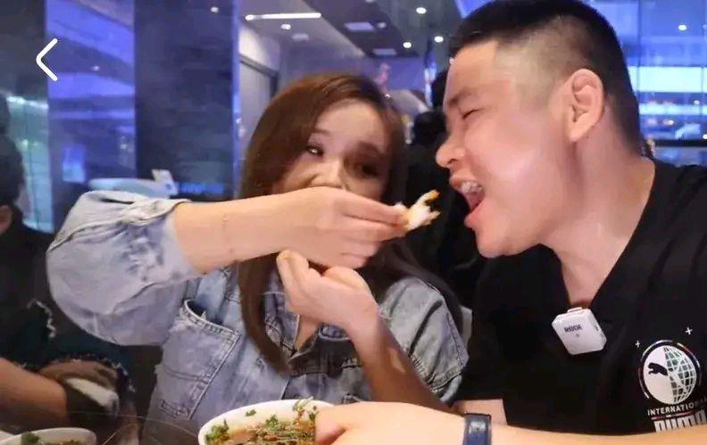 |吃播陈大胖出名后抛弃原配，新女友还是前妻好友，二人同框秀恩爱