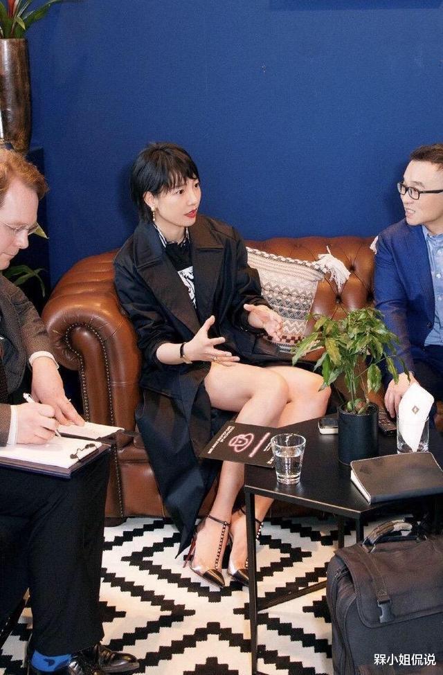 风衣|白百何短发造型真洋气，穿风衣配衬衣短裤秀身材，这长腿堪比超模